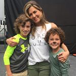 Jennifer Aniston est une super maman dans Joyeuse Fête des Mères, et ses petits monstres lui rende...